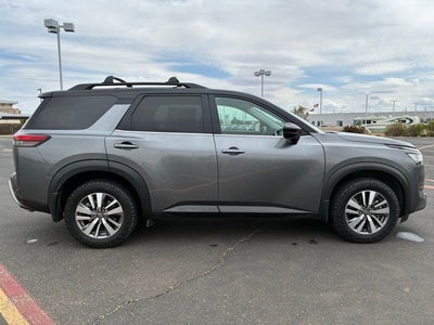 2022 Nissan Pathfinder SL