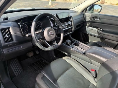 2024 Nissan Pathfinder SL